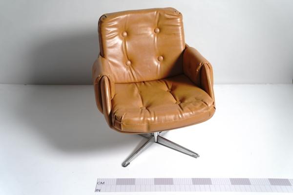 Armchair with swivel base
