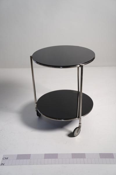 Round serving table